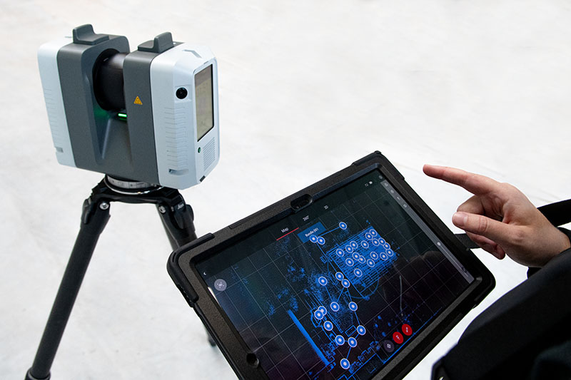 Durchführung eines 3D Scans durch eine Mitarbeiterin der PCR Engineering, 3D Scanner und Tablet in Gebrauch